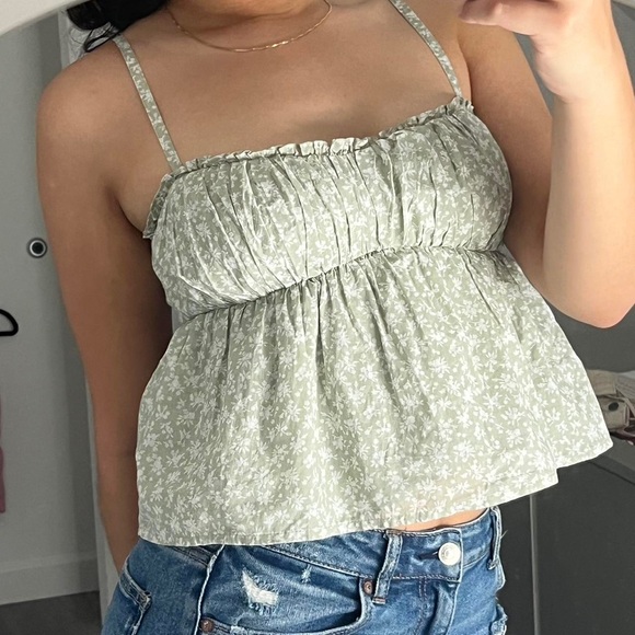 Hollister Tops - HOLLISTER Green Floral Cami Tank Top Strappy Cropped Smocked Babydoll Top Sz M